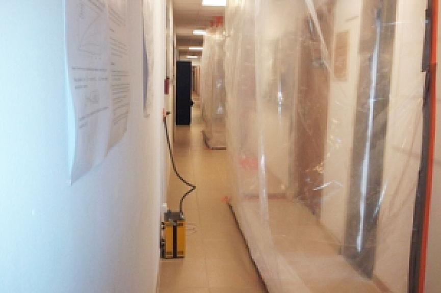 Usuwanie płyt sokalitowych zawierających azbest w działającym budynku biurowym typu Lipsk